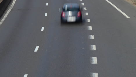 camino de tres carriles irreconocible del tráfico de atrás durante el día - estilo de lapso de tiempo de video de obturador largo