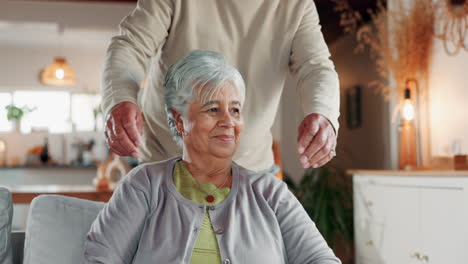 una pareja de ancianos muestra su amor y afecto el uno por el otro en su hogar