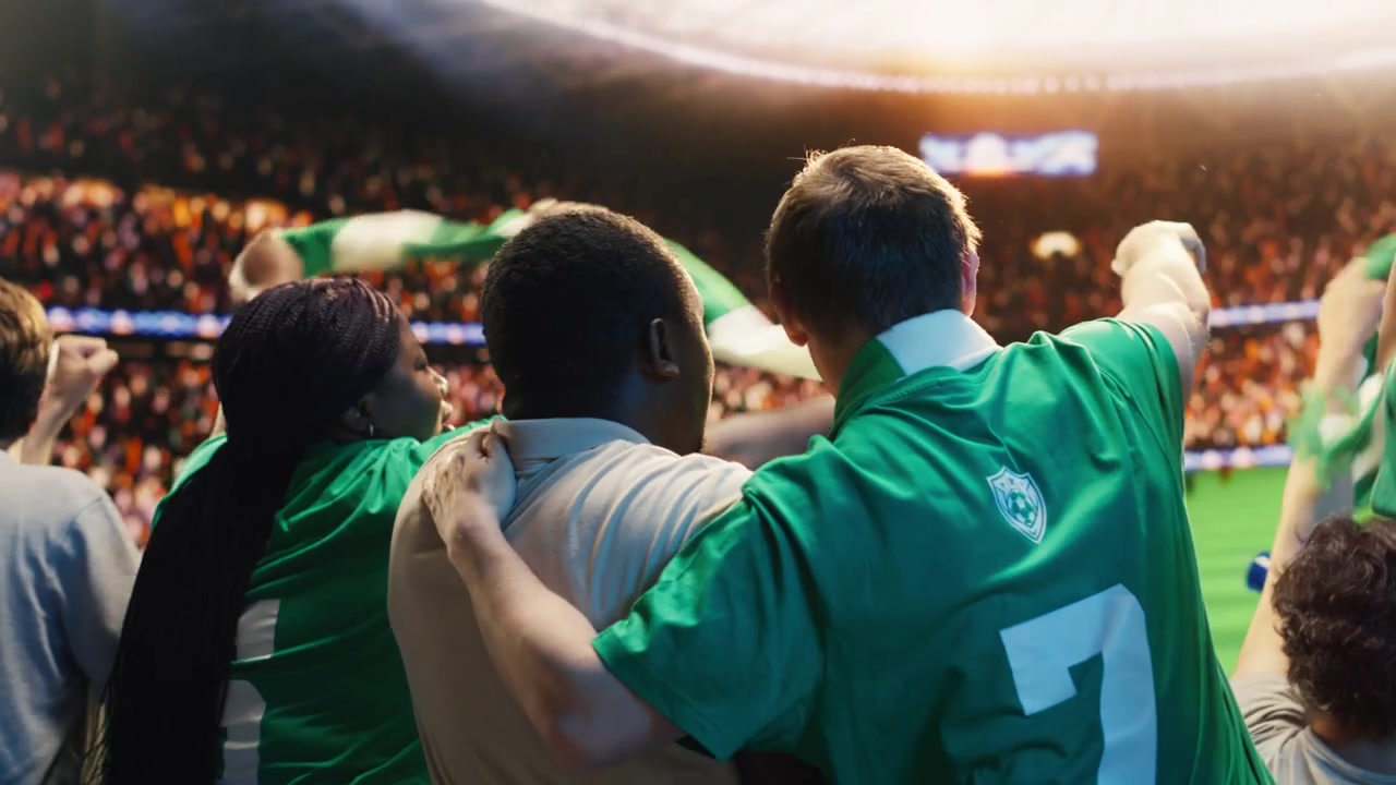 Tifosi di calcio sugli spalti dello stadio entusiasti per l'ottima prestazione della squadra