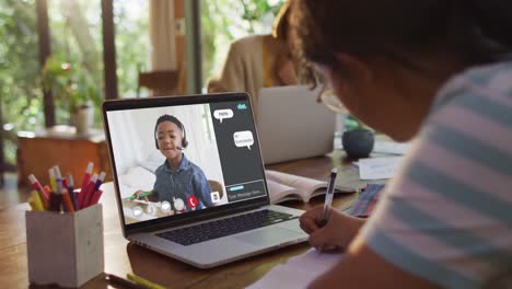 Schulmädchen-Nutzt-Laptop-Für-Online-Unterricht-Zu-Hause,-Mit-Sprechendem-Jungen-Und-Web-Chat-Auf-Dem-Bildschirm