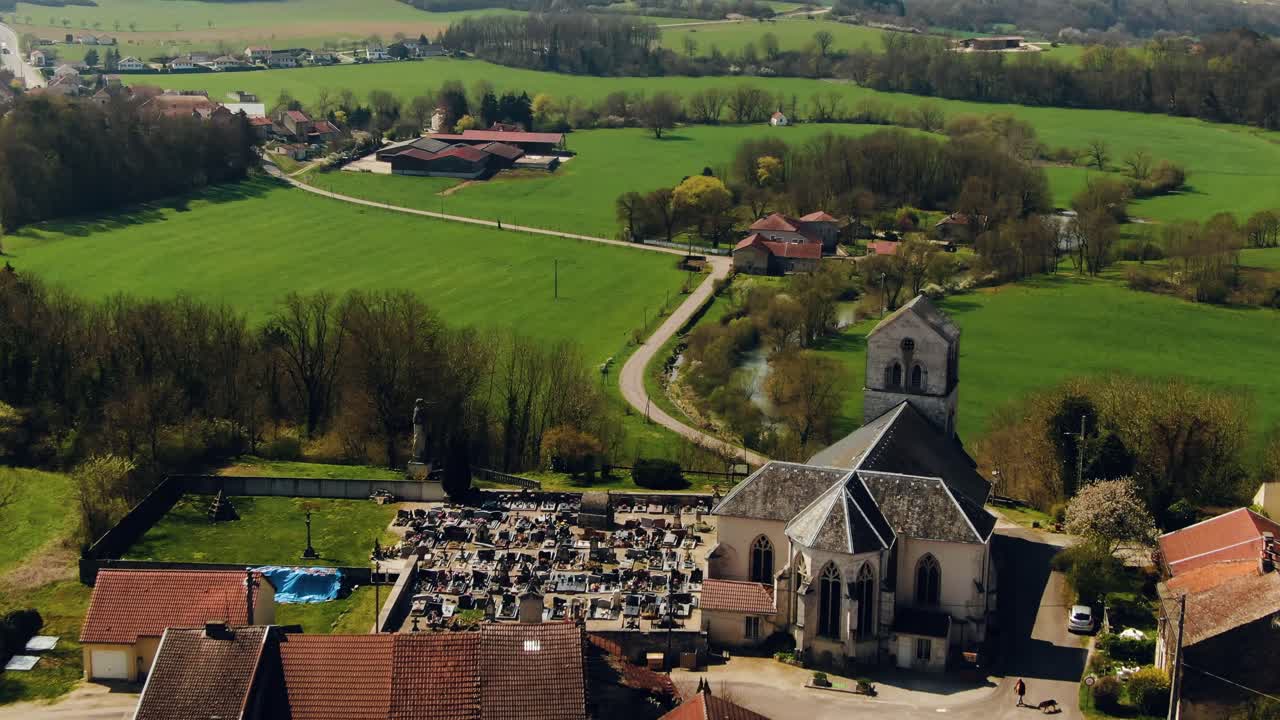 마을의 묘지와 예배당