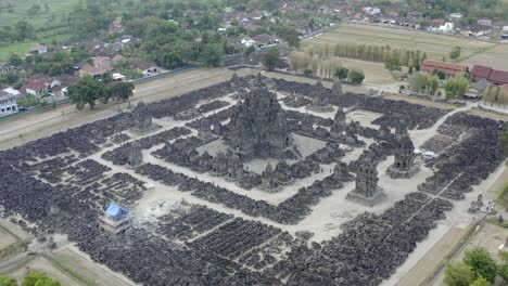 vista aérea del templo de prambanan, un templo hindú en yogyakarta, indonesia