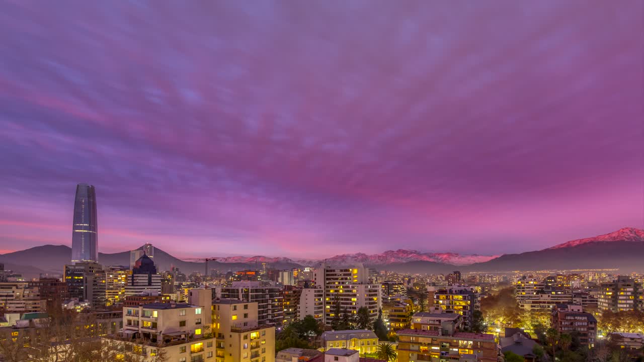 un asombroso lapso de tiempo con las nubes moviéndose a través del horizonte de la ciudad de santiago de chile. un increíble paisaje urbano en un día nublado de invierno con la vida de la ciudad y las nubes que se mueven sobre los edificios