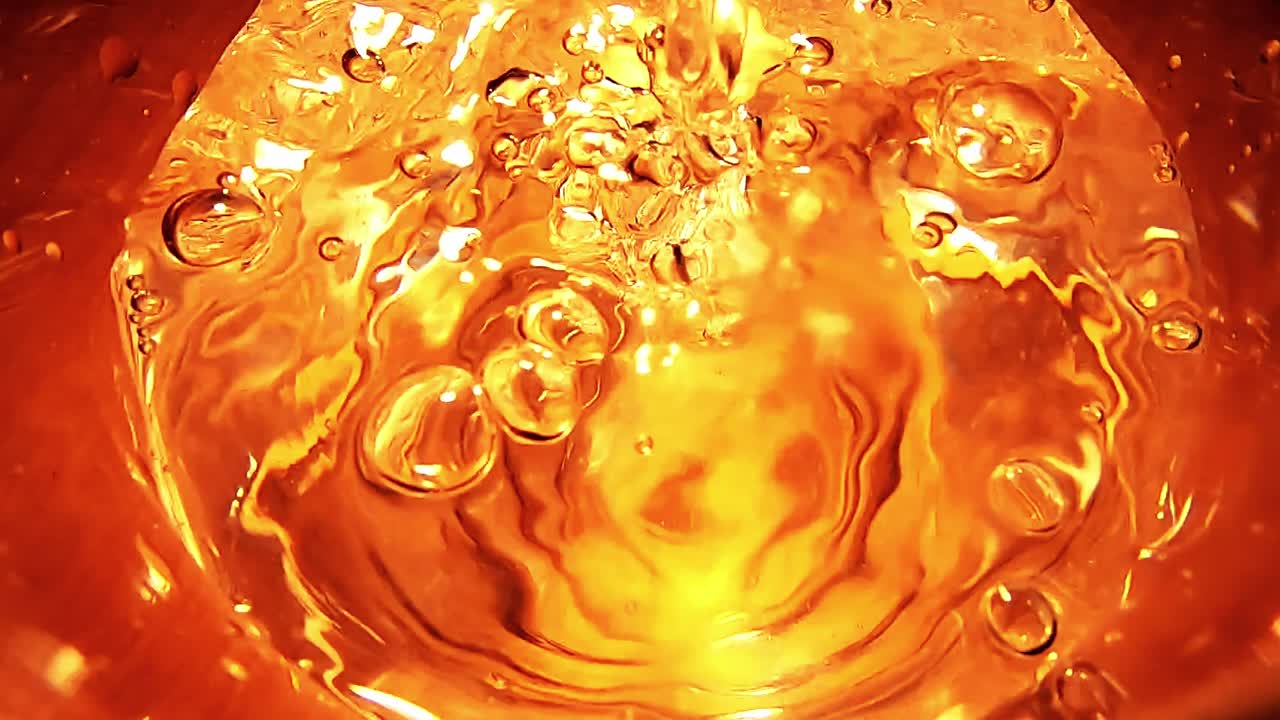 вид сверху на стакан, наполненный водой, крупным планом