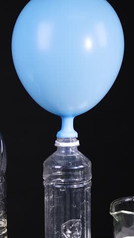 experimento científico de globo en una botella