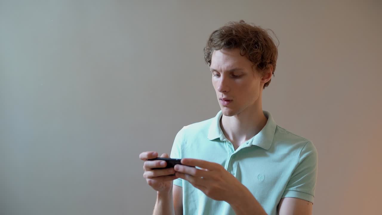 스마트폰에 메시지를 입력하는 귀여운 젊은 남자