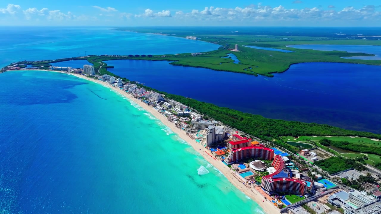 Ilmakuva lomakeskusten reunustamaa Cancúnin hotellialueen rannikkoa pitkin, Quintana Roo, Meksiko, kirkkaan turkoosi Karibianmeri laguunin vieressä
