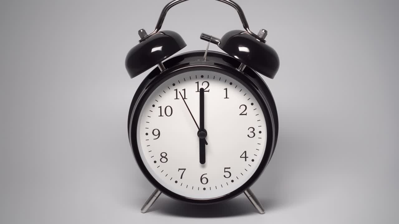 회색 바탕에 두 개의 종이 있는 검은색 빈티지 알람 시계