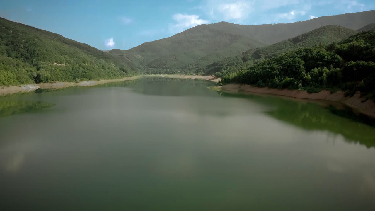 revisar el lago y la torre de agua