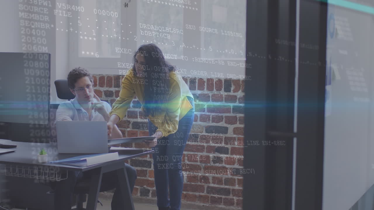 animación del procesamiento de datos sobre compañeros de trabajo caucásicos en la oficina