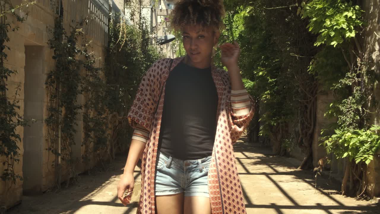 mujer elegante en la calle bajo el sol