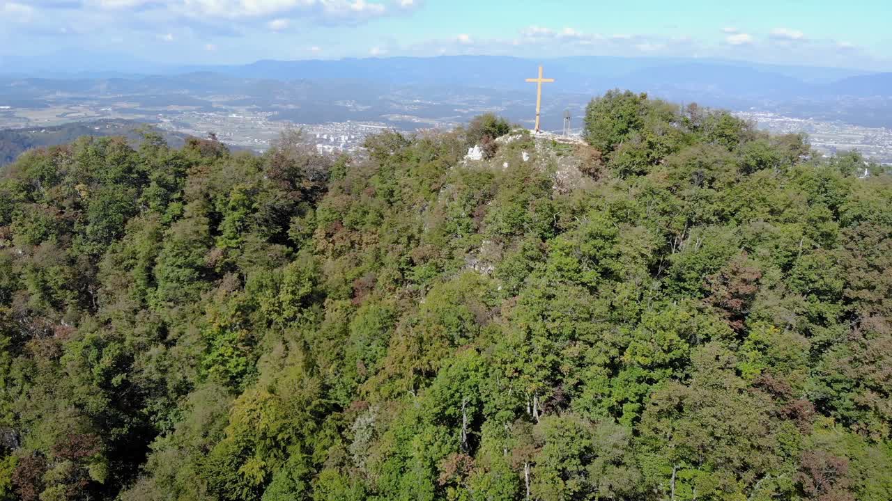 산, celje, 슬로베니아 꼭대기에 기독교 십자가의 조감도