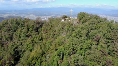 Vista-Aérea-De-La-Cruz-Cristiana-En-La-Cima-De-La-Montaña,-Celje,-Eslovenia