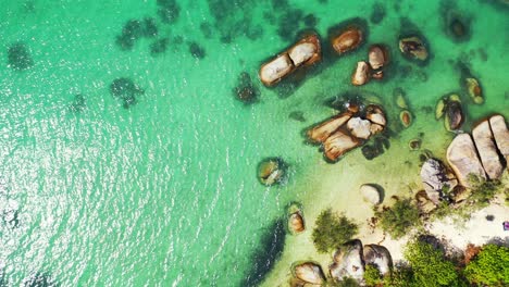 Vivid-colors-on-shoreline-of-tropical-island-with-limestone-cliffs-washed-by-calm-emerald-water-of-turquoise-lagoon,-Koh-Tao,-Thailand