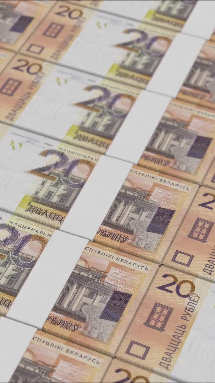 vídeo vertical de billetes de 20 rublos bielorrusos impresos por una imprenta de dinero