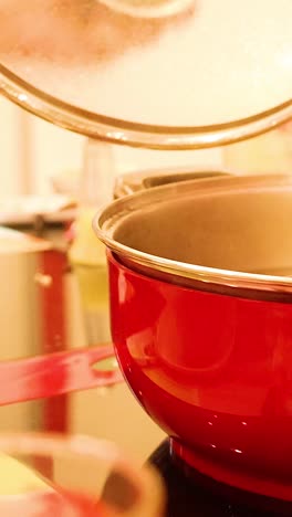 preparando el sukiyaki en una olla roja