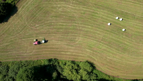 Ackerschlepper-Wickelt-Ballen-Auf-Dem-Feld-Ein