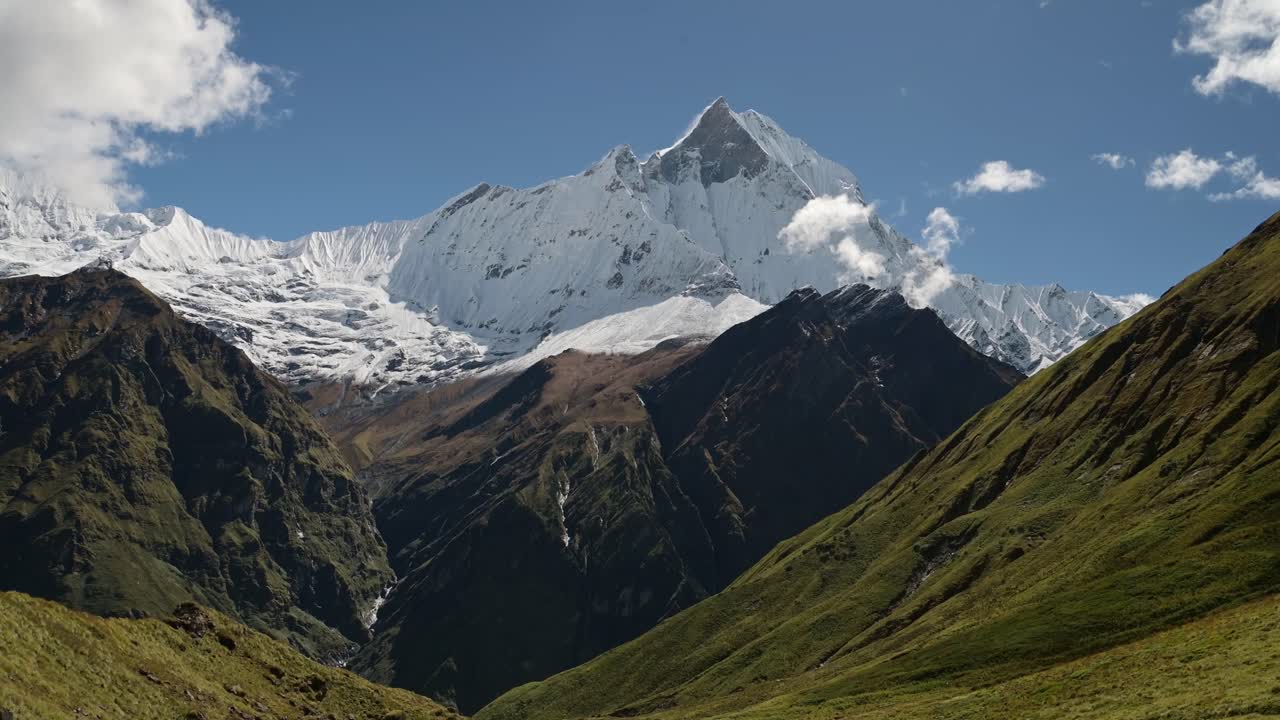 paisaje de las montañas del himalaya en nepal con montañas cubiertas de nieve y cielo azul en un día soleado en el sol con gran masiva alta nevada invierno cumbre de las montañas de los himalayanes en nepal