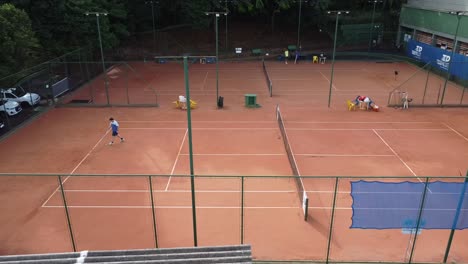 Seitliche-Drohnenaufnahme-Eines-Tennistrainings-In-Der-Tennisakademie-Ribeirão