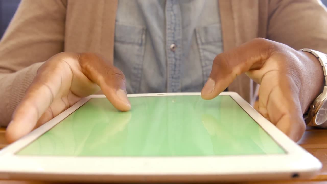 태블릿을 사용하는 사람의 손