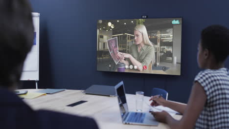 diversas personas de negocios en videollamada con una colega caucásica en la pantalla