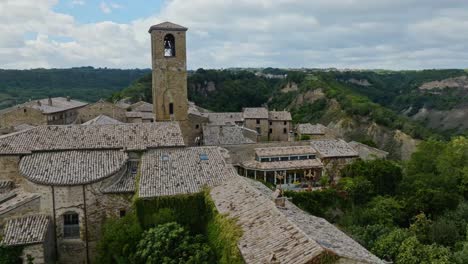 aerial sobre la colina del pueblo de civita di bagnoregio, provincia de viterbo, italia