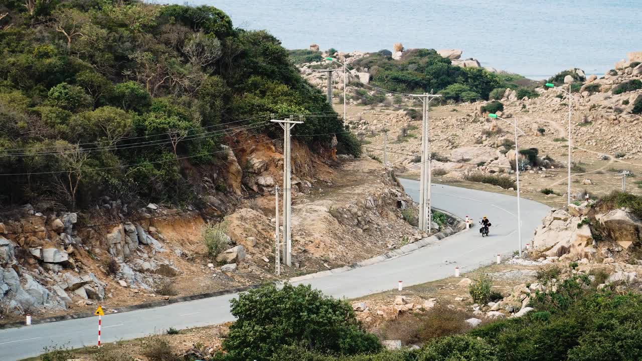 베트남에서 구부러진 도로를 운전하는 슬로우 모션 오토바이