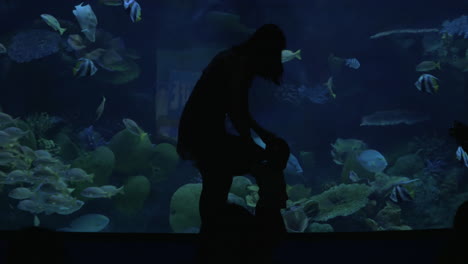 En-Bangkok,-Tailandia,-En-El-Oceanario-De-Siam,-Un-Hombre-Del-Ocean-World-Fotografía-A-Una-Mujer-Joven-Con-Un-Niño.