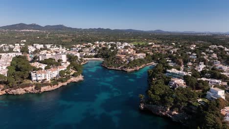 Vista-Aérea-Tomada-Con-Un-Dron-De-Dos-Hermosas-Playas-De-Cala-D&#39;or-Mallorca