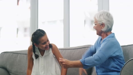 le encanta visitar a su abuela.