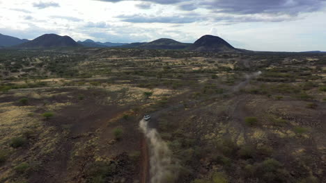 Desierto-De-Kenia,-Paisaje-Africano-De-Un-Pueblo-Desde-El-Aire-Durante-El-Día-En-Un-Cálido-Día-De-Verano