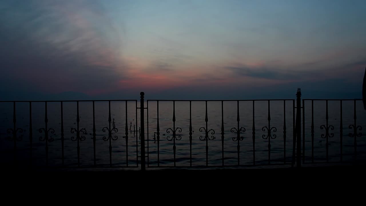 해가 지는 두 친구의 실루 ⁇