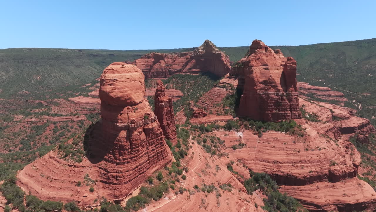 камера пролетает через лунные скальные образования в седоне, аз