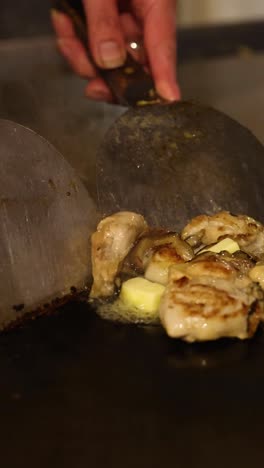 el chef experto hábilmente da vueltas a las ostras en una parrilla.