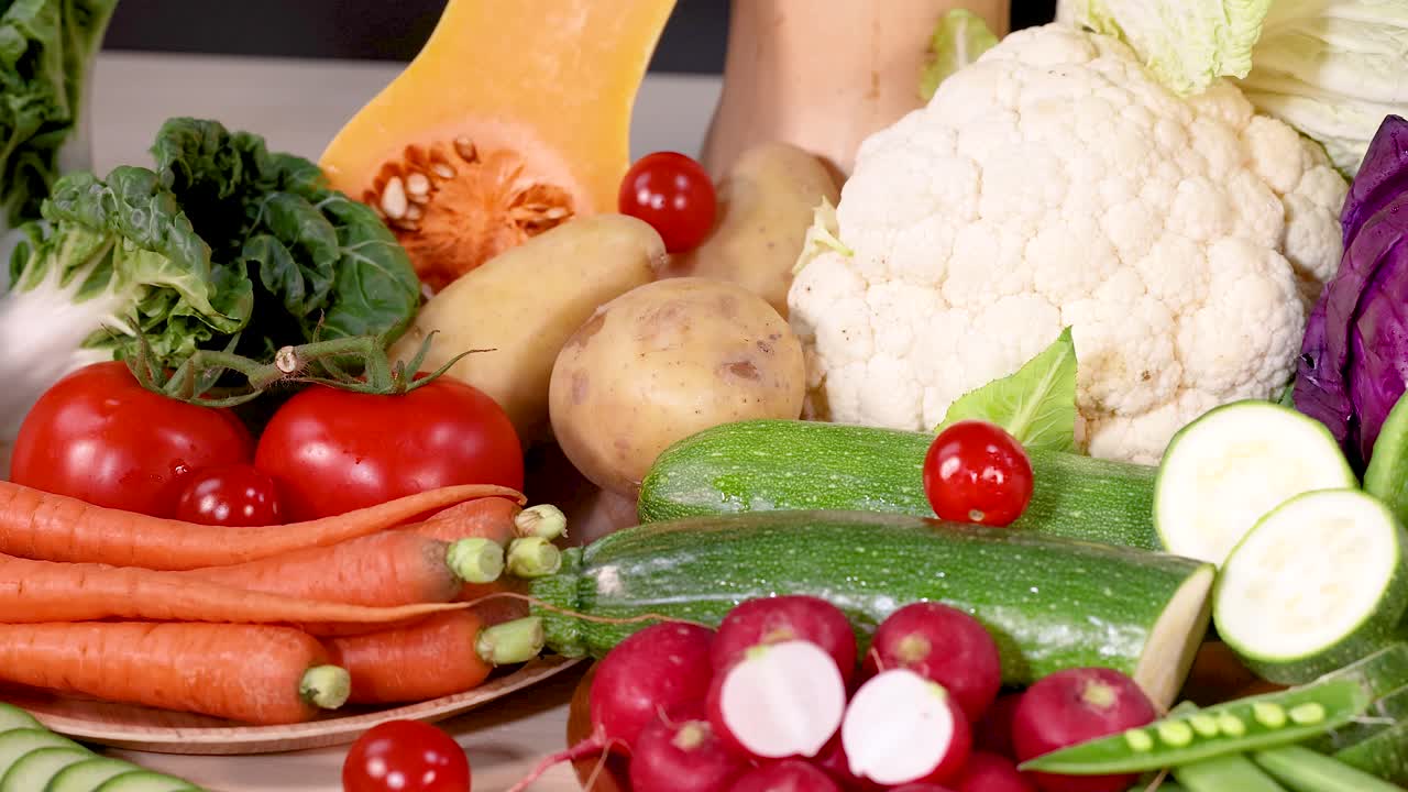 예술적으로 배열 된 신선한 채소의 활기찬 품종, 밝은 조명에서 자연의 색상과 질감을 보여주는