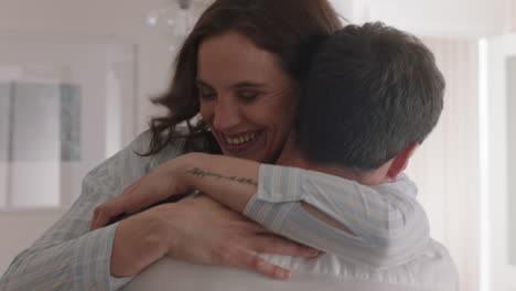 pareja feliz abrazándose excitada mujer abrazando a su novio compartiendo buenas noticias disfrutando de una relación romántica en casa