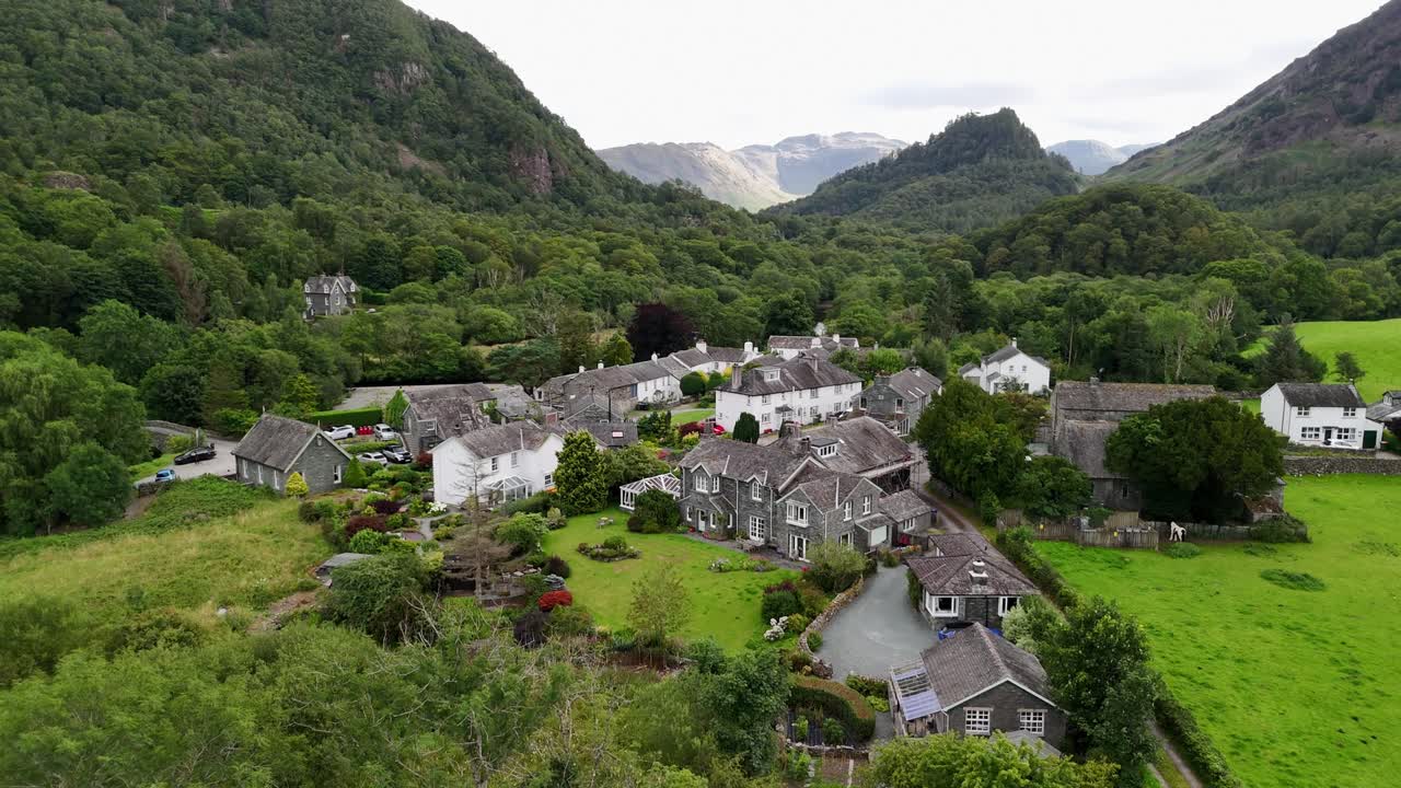 Ripresa aerea con drone di Grange a Borrowdale. Un pittoresco villaggio inglese vicino al lago Derwent Water, circondato da splendide colline
