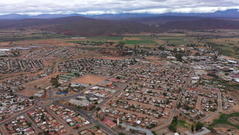 tiro aéreo sobre pequeñas casas en la ciudad rural de sudáfrica día de la nube