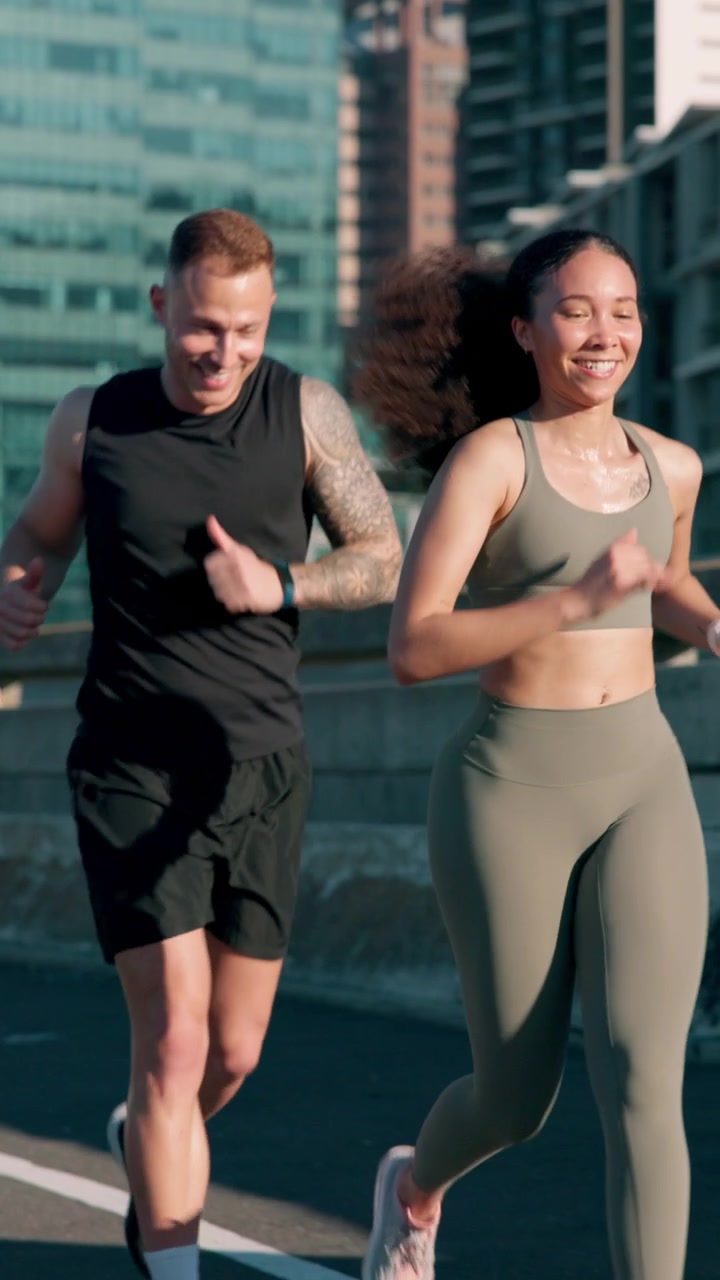 Coppia in Forma che Fa Jogging Insieme su un Ponte Cittadino al Tramonto