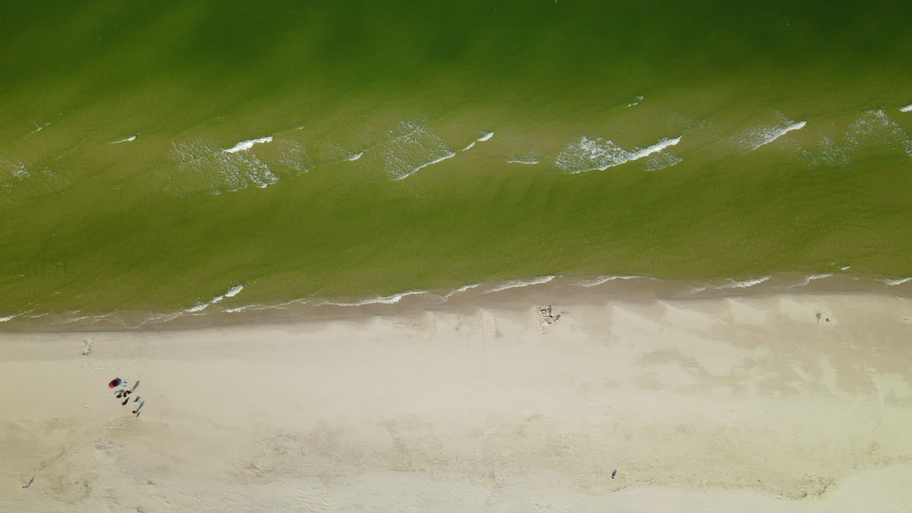 2020년 초가을 covid-19 대유행 기간 동안 폴란드 오세트니크에 있는 거의 텅 빈 해변, 드론이 천천히 앞으로 날아가며 아래를 가리키고 피치 다운 샷