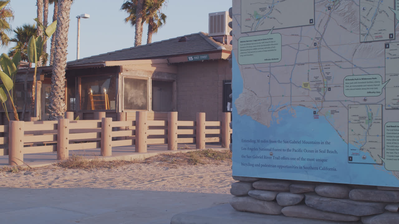 estación de guardabosques con un mapa gigante en primer plano