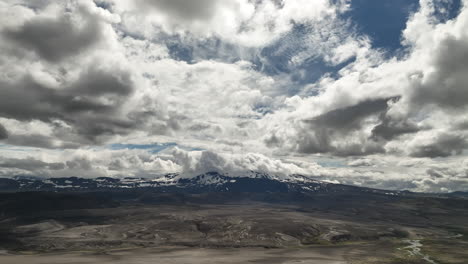nubes sobre las montañas en islandia toma aérea