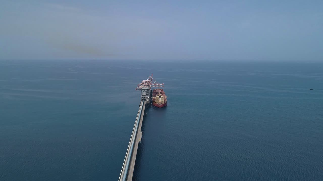 대규모 발전소를 위해 석탄을 하역하는 대형 벌크선의 항공 영상