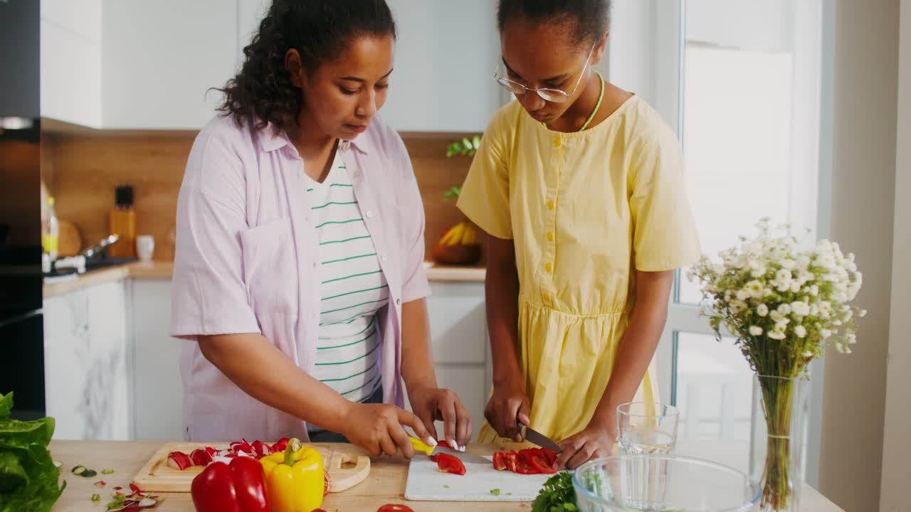 Madre e figlia che cucinano insieme