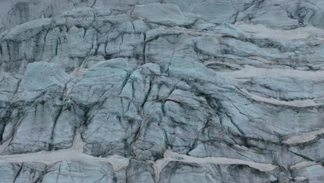 Rissige-Oberfläche-Des-Gletschers.-Drohnenansicht-Aus-Der-Luft