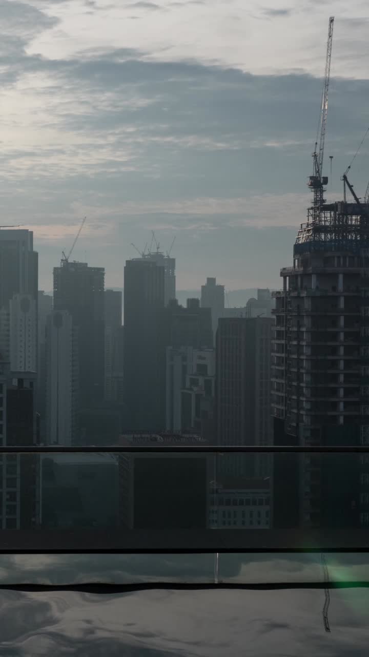 Vista panorámica del horizonte de la ciudad de Kuala Lumpur con las Torres Petronas y la Torre KL
