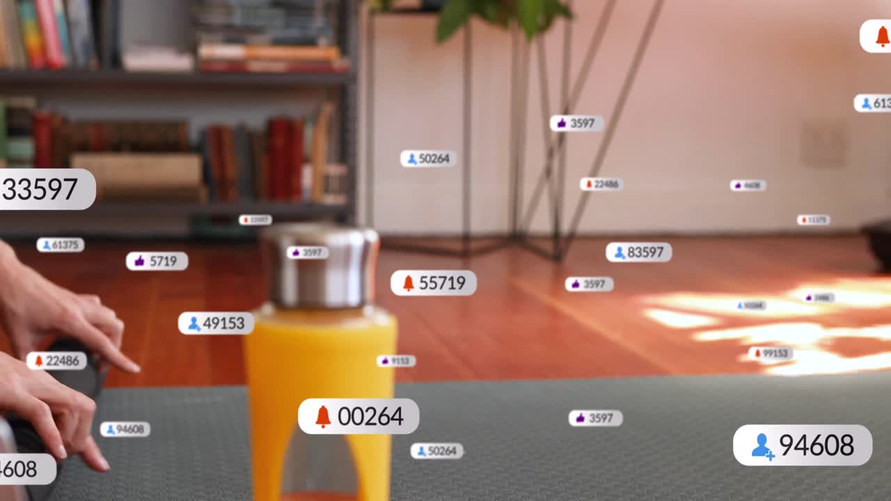 animación de iconos de los medios sobre una mujer caucásica desplegando su estera