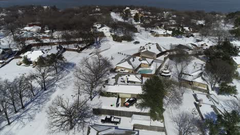 Luftvideo-Eines-Hochlanddorfes-In-Texas,-Das-Nach-Dem-Eissturm-Vom-17.-Februar-Mit-Schnee-Bedeckt-War