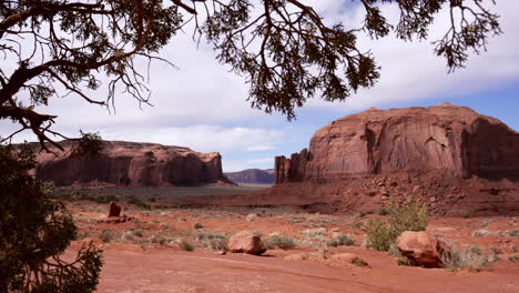 Weite-Wüstenlandschaft-Des-Monument-Valley,-Utah,-USA