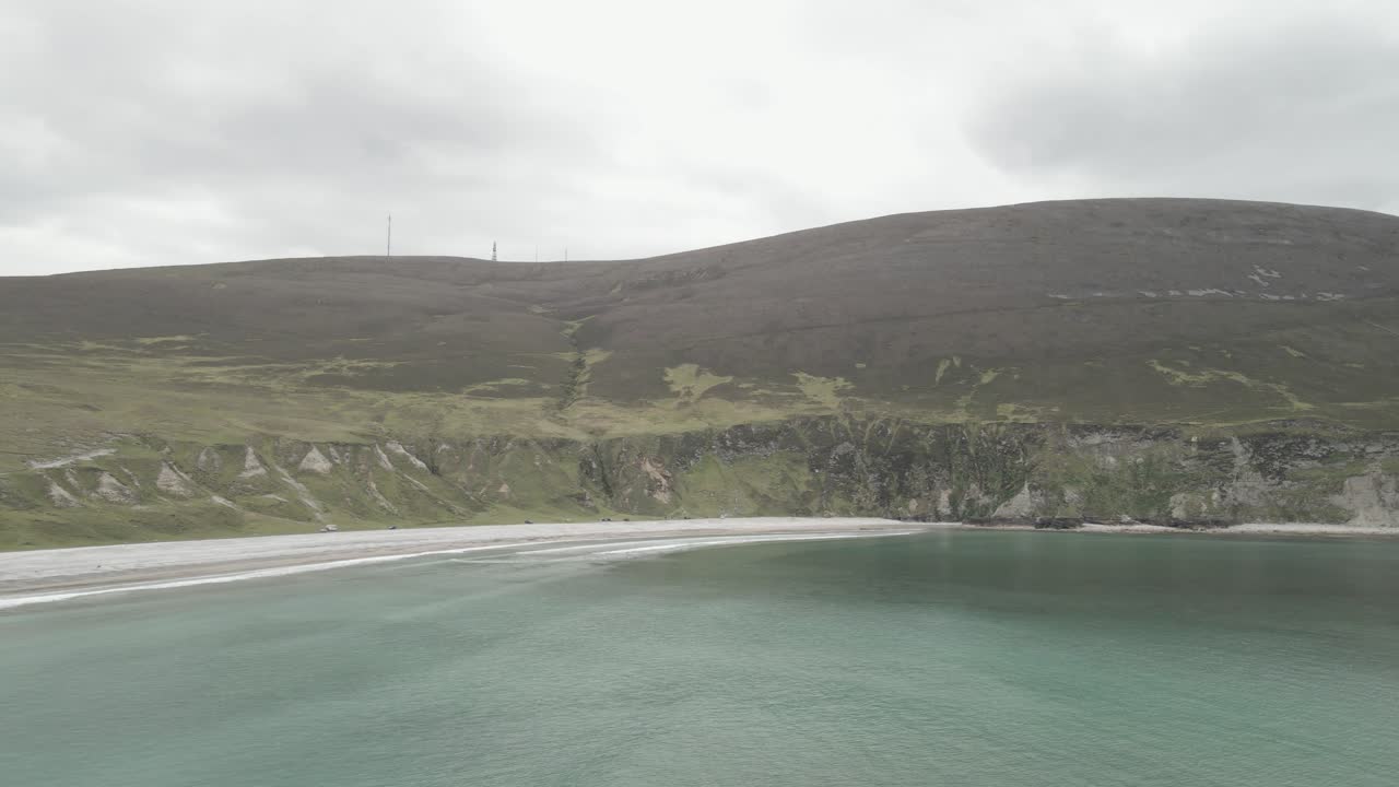 acantilados marinos en los alrededores de la costa con la playa de la quilla en la isla de achill en la república de irlanda